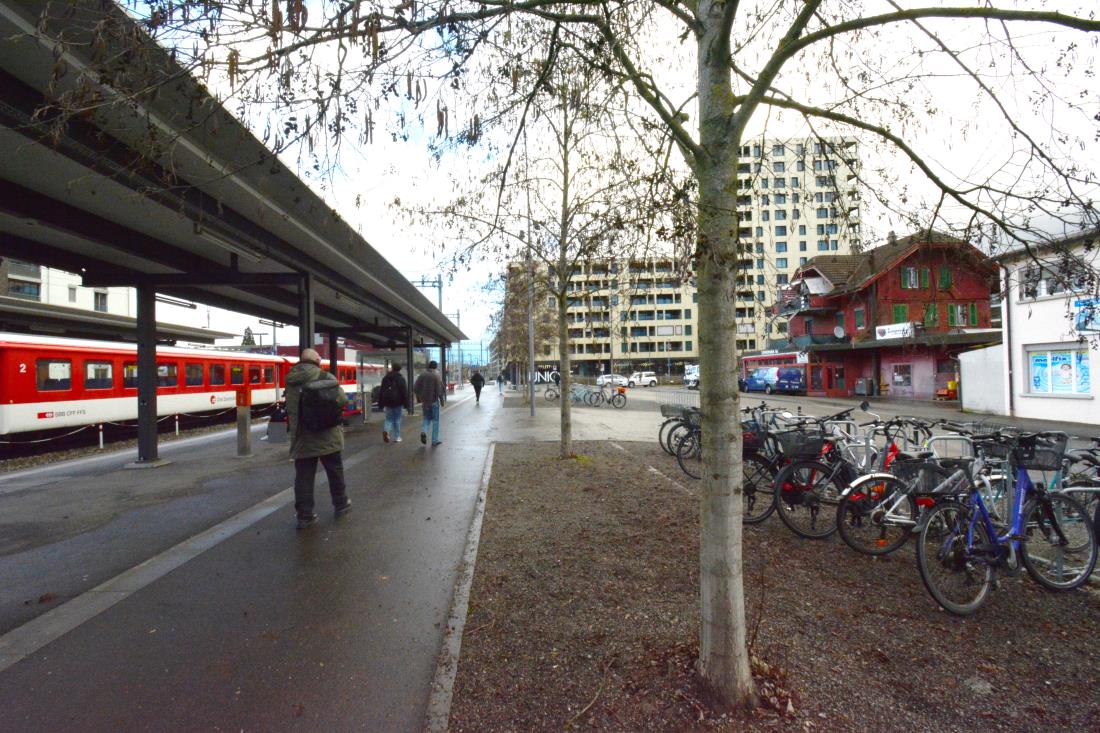 Die Gestaltung des Bahnhofplatzes ist provisorisch. Für einen Verkehrsknoten fehlen noch die Linienbusse.