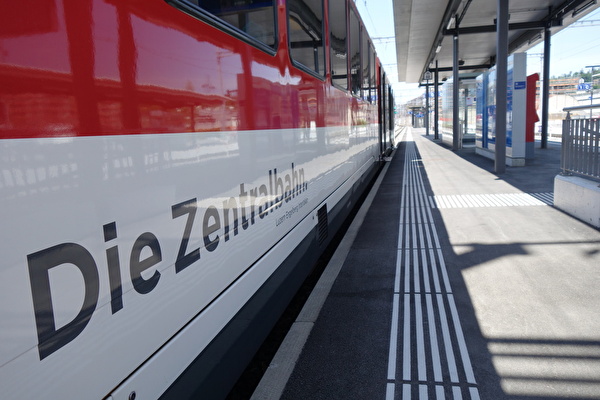 Eine Zugskomposition durchfährt den Bahnhof Horw.