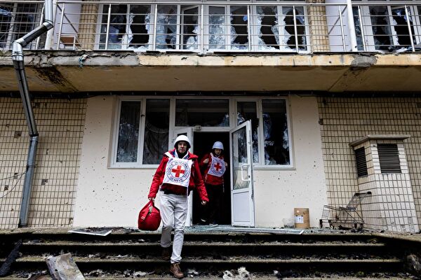 Ein Rotkreuz-Team in der ukrainischen Stadt Irpin im Einsatz.