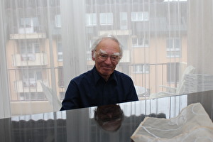 Hans K. Müller aus Horw spielt an seinem Flügel