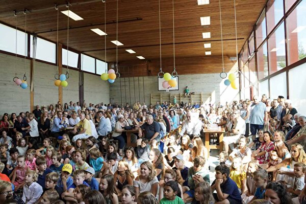 Die Turnhalle ist voll: Am 31. August gab es ein grosses Eröffnungsfest in Kanstanienbaum