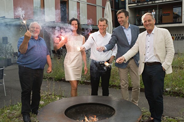 Der Verwaltungsrat der Kirchfeld AG (von links): Oskar Mathis, Doris Schmidli, Clemens Hunziker und Philipp Keller (Präsident), es fehlt Maggie Rindlisbacher. Ganz rechts Gemeindepräsident Ruedi Burkard.