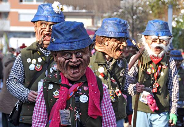 Die Rasselbandi Horw wieder mit ihrem originellen Sujet am Fasnachtsumzug. Foto: Sigi Hordos