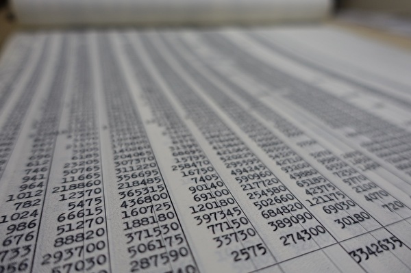Zahlenkolonnen des mit Büromaschinen geschriebenen Steuerbuchs aus dem Jahr 1960