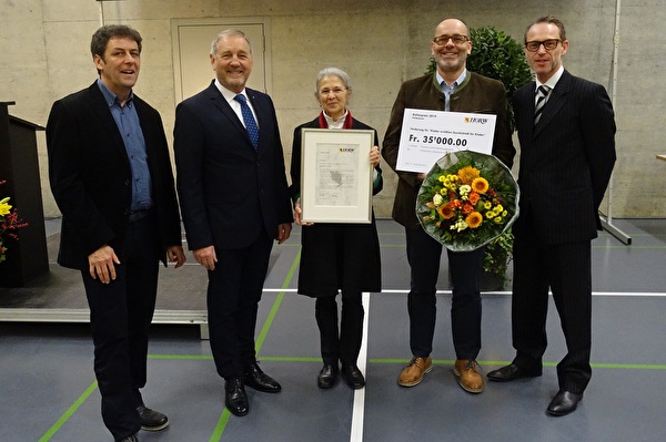 Urkunde und Check und Personen (von links): Benno Bühlmann, Kunst- und Kulturkommission (KKK), Gemeindepräsident Ruedi Burkard, Christina Kutra-Hauri (vertritt Radoslav Kutra), Sacha Schärli (vertritt Stephanie Knöbl) und Peter Bucher (Präsident der KKK).