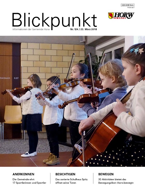Titelbild Gemeindemagazin Blickpunkt: Kinder der Suzuki-Gruppe beim Auftritt mit ihren Streichinstrumenen