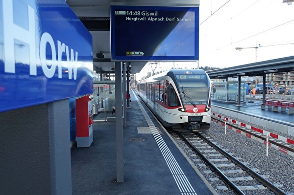 Ein Zug fährt auf dem Gleis 2 im neuen Bahnhof Horw ein.
