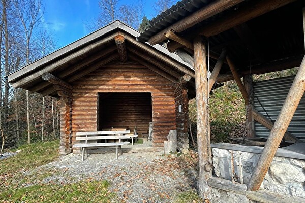 Waldhütte mit Feuerstelle