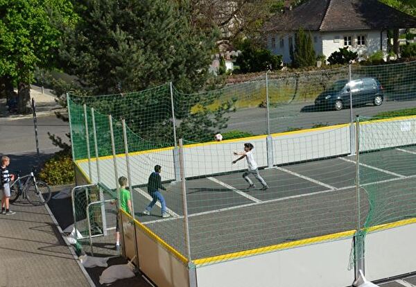 Streetsoccer-Anlage aufgebaut auf Mittenza-Parkplatz