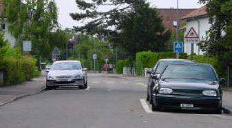 Verkehrsberuhigte Quartierstrasse mit wechselseitig parkierten Autos