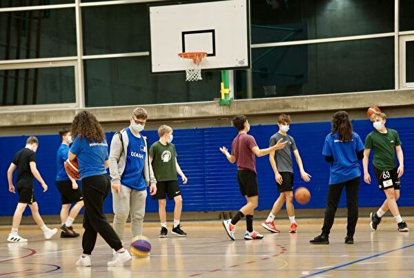 Die sportlichen Aktivitäten sind wieder ohne Maske erlaubt – im Dezember trugen die Jugendlichen auch beim Basketballspielen eine Maske. 