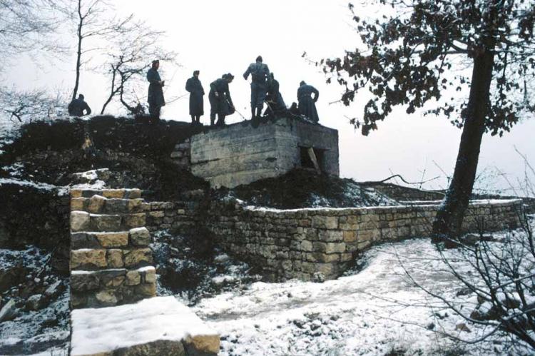 Mittelalterliche Burgen wurden meist an erhöhten, markanten Stellen mit gutem Ausblick errichtet. Kein Wunder waren diesselben Plätze in unsicheren Zeiten auch in vorangehenden und folgenden Epochen sehr begehrt. Im Kanton Baselland finden sich einige Burgstellen, die bereits in der Bronzezeit begangen waren – teilweise lassen sich eindeutige Befestigungsspuren nachweisen. Auch die Schweizer Armee warf zu Beginn des Zweiten Weltkrieges ihr Auge auf diese Orte und errichtete Beobachtungsposten, Flugabwehrstellungen oder Bunker; letztere teilweise anstelle von oder direkt auf mittelalterlichen Mauern, die dadurch arg in Mitleidenschaft gezogen wurden. Zahlreiche Offiziere liessen ihrer Faszination für die Vergangenheit freien Lauf und gruben mit ihren Einheiten die Burgen in den Kriegsjahren aus. Eines der besten Beispiele für das genannte ist der Geländesporn Wartenberg oberhalb von Muttenz: Hier finden sich nebst Befestigungsspuren aus der Bronzezeit nicht weniger als drei mittelalterliche Burgen und ein Zweitweltskriegsbunker. Die Führung auf der Burg Vorderer Wartenberg zeichnet die Entwicklung des Höhenzuges nach und zeigt die Bemühungen, die Bodendenkmäler für die Nachwelt zu erhalten.

<LINK http://www.baselland.ch/fileadmin/baselland/files/docs/bud/arp/denkmal/tag/2012/etd_flyer_2012.pdf>Flyer zum Thema Stein und Beton in Muttenz</LINK>


