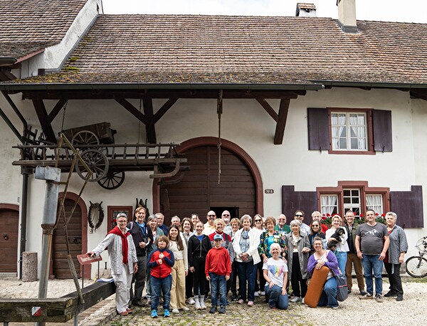 Die Spänhauers und die Spainhours vor dem Bauernhausmuseum