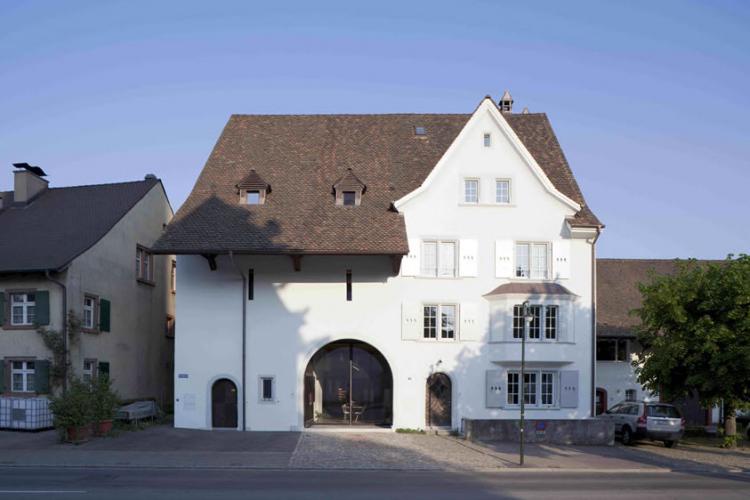 <i>Kirchplatz 18</i>

Das Dietlerhaus wurde 1743 erbaut und 1915 mit Kreuzgiebel und Erker erweitert. Der Umbau der Scheune in ein Architekturbüro und...

