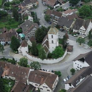 Luftaufnahme Arbogastkirche mit Ringmauern mit Häusergruppe um die Kirche (alter Dorfkern)