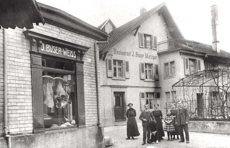 Restaurant und Metzgerei J. Buser-Weiss, das Schlachthaus (Schol) befindet sich über dem offenen Dorfbach.

Das Restaurant war wegen grosszügiger Portionen weitherum als "Fressbuser"bekannt.

Datierung: keine Angaben