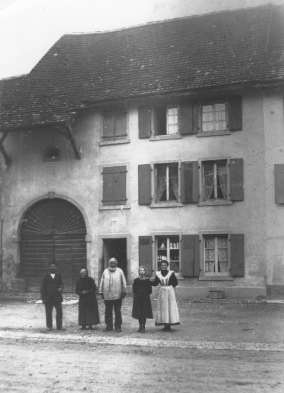Die Familie Gschirr-Waldner vor dem Haus Nr. 65 an der Hauptstrasse.

