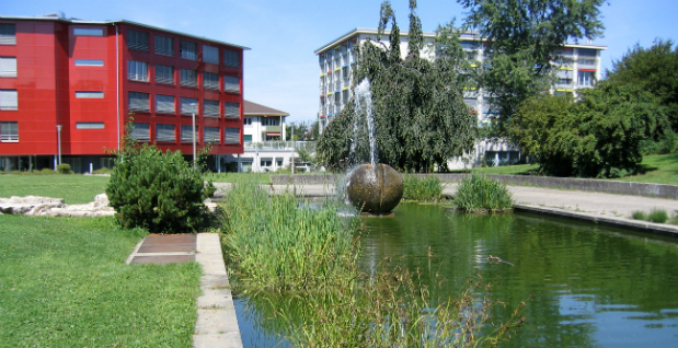 im Hintergrund Alters- und Pflegeheim "Zum Park"