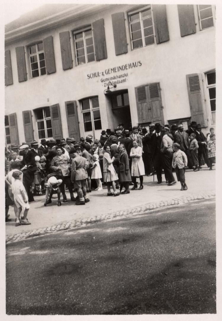 Banntags-Besammlung vor dem Schul- und Gemeindehaus.

Im EG links war der Kindergarten, im EG rechts die Gemeindeveraltung und im OG die Primarschule.

