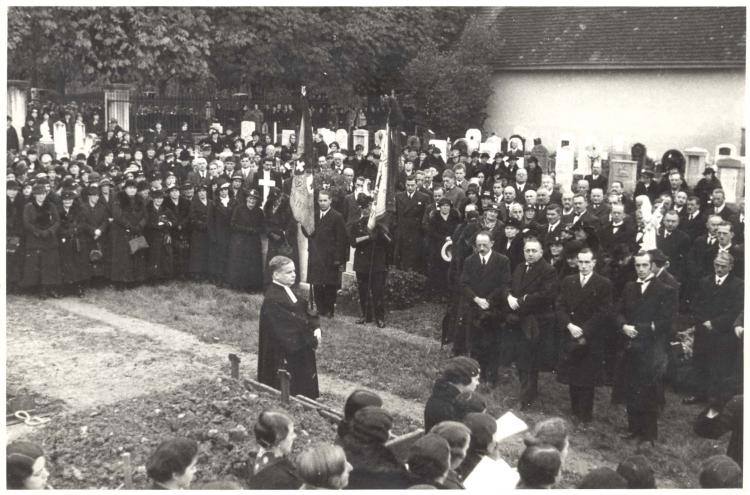 Beerdigung von Johann Jakob Obrecht, 1866-1935, Pfarrer im Freidorf

Fahnen von Musikverein und Männerchor.

Datierung: 09. Oktober 1935

Mehr zu J. J. Obrecht: Chronik von Muttenz, 1904-1912 Muttenzer Schrift 4

