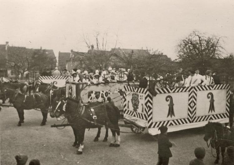 Der Turnverein spielt an der Fasnacht die Wiedervereinigung aus.

Datierung: 1927