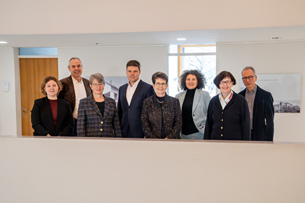 v.l.n.r. Salome Lüdi, Aldo Grünblatt (Gemeindeverwalter), Doris Rutishauser, Alain Bai, Franziska Stadelmann (GP), Barbara Lorenzetti, Franziska Egloff-Schraner, Yves Laukemann