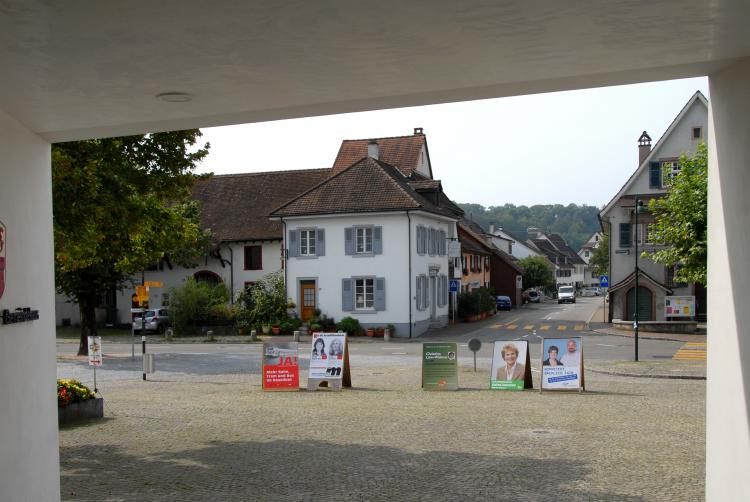 Blick von der Passage Gemeindehaus über den Dorfplatz die Baselstrasse hinunter