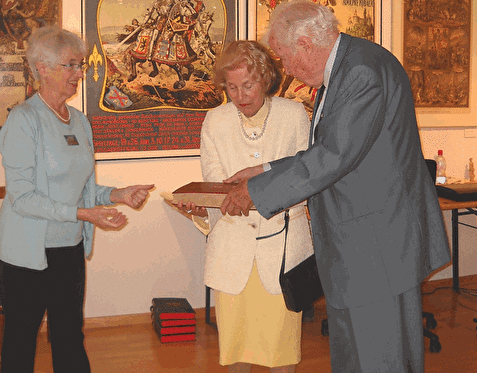 Hildegard Gantner-Schlee und das Ehepaar Jauslin-Stocker bei der Übergabe des Jauslin-Werkes.