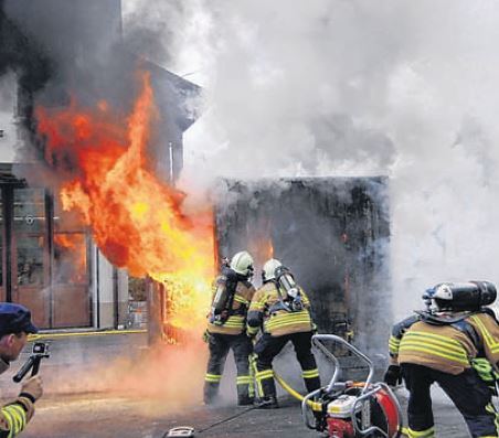 Es brennt in einer im Container eingerichteten Wohnung – doch die Muttenzer Feuerwehr weiss bei der Hauptübung, was zu tun ist. (Foto Fabio Casertano/BlaulichtBasel)