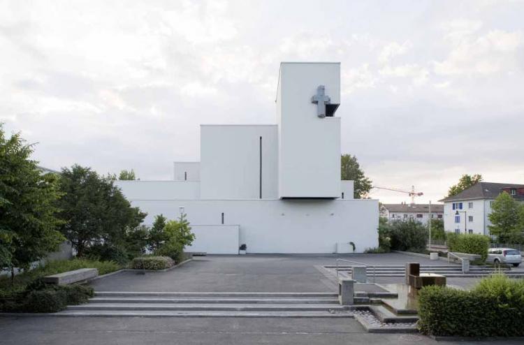 <i>Tramstrasse 55</i>

Die von Architekt Max Schnetz erbaute katholische Kirche Johannes Maria Vianney repräsentiert beispielhaft die Neuorientierung der Kirchenarchitektur, die in den späten 1950er Jahren ihren Anfang nahm. Charakteristisch für den Betonbau sind die indirekte Lichtführung und die gestaffelte Decke, die vom niedrigen Eingang zum Altarbereich hin aufsteigt.

<LINK http://www.baselland.ch/fileadmin/baselland/files/docs/bud/arp/denkmal/tag/2012/etd_flyer_2012.pdf>Flyer zum Thema Stein und Beton in Muttenz</LINK>



