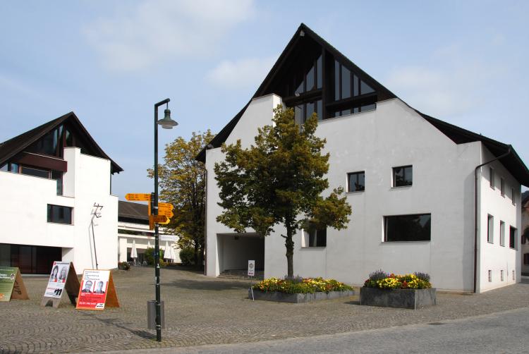 links Geschäftshaus, rechts Gemeindehaus mit Karl Jauslin Saal im Dachgeschoss

