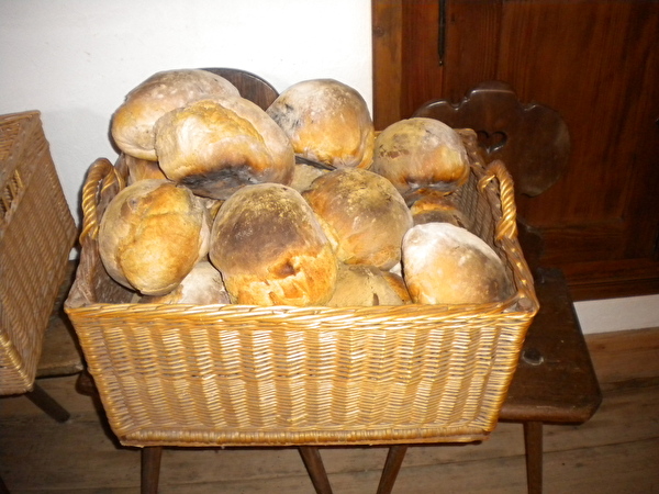 Frischgebackenes Holzofenbrot