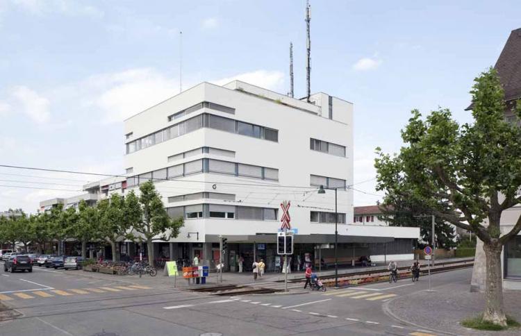 <i>Post- und Telefonzentrale Muttenz, Hauptstrasse 70</i>

Der Bauboom der Nachkriegszeit veränderte Muttenz stark. Rolf G. Ottos Bauten aus den 1960er Jahren inszenierten den Kontrast zwischen moderner Architektur und überlieferter bäuerlicher Dorfstruktur kompromisslos. Zusammen mit dem Bildhauer Walter Förderer entwickelte Otto einen unverwechselbaren skulpturalen Stil, der seine Betonbauten auszeichnet.

<LINK http://www.baselland.ch/fileadmin/baselland/files/docs/bud/arp/denkmal/tag/2012/etd_flyer_2012.pdf>Flyer zum Thema Stein und Beton in Muttenz</LINK>
