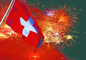 Schweizer Fahne mit Feuerwerk im Hintergrund