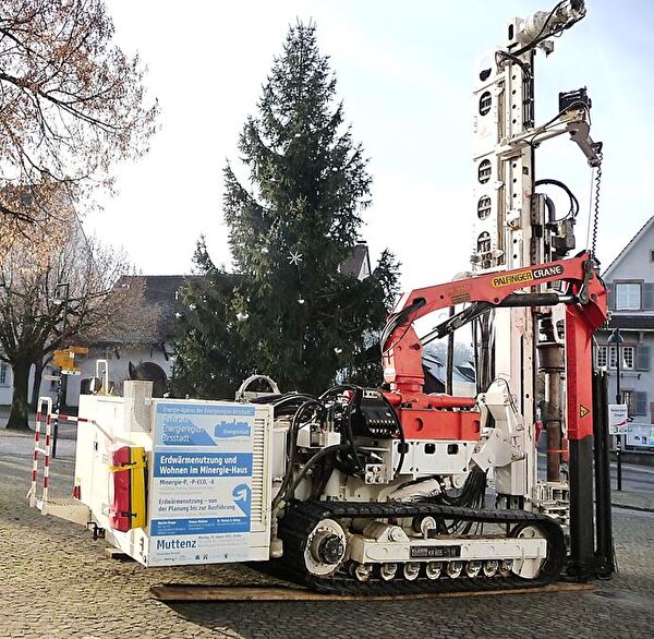 Erdsonden-Bohrturm der Terracalor AG auf dem Kirchplatz in Muttenz 