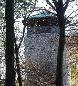 Auf dem südlichen Sporn des Höhenzuges langgestreckter Bering mit Rundturm im Norden und Wohntrakt im Süden.