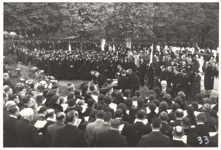Der Männerchor singt unter der Leitung von Johann Niederer an der Beerdigung von Johann Jakob Obrecht.

Datierung: 09. Oktober 1935