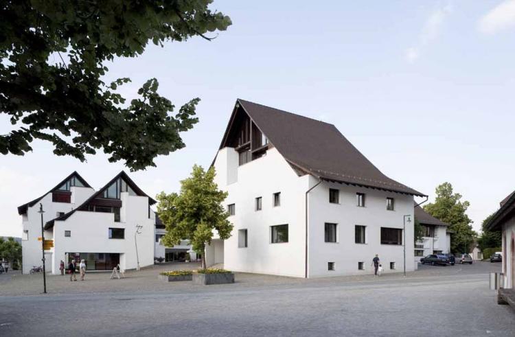 <i>Kirchplatz 3</i>

Die Architekten Rolf Keller und Fritz Schwarz setzten mit dem Zentrum Mittenza ein Zeichen für die rücksichtsvolle Eingliederung von Neubauten in eine historische Umgebung. Es ist eines der frühesten Schweizer Beispiele der Postmoderne, verstanden als Kritik an der Moderne. Formal nehmen die Bauten Proportionen der benachbarten Bauernhäuser auf.

<LINK http://www.baselland.ch/fileadmin/baselland/files/docs/bud/arp/denkmal/tag/2012/etd_flyer_2012.pdf>Flyer zum Thema Stein und Beton in Muttenz</LINK>

