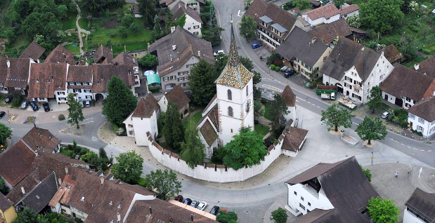 Die "Muttenzer Dorfkirche" St. Arbogast mit vollständig erhaltener Wehrmauermauer, Wandmalereien und geschnitzter Holzleistendecke im Schiff mit Inschrift von anno 1504 im Innern der Kirche,  einer Grabsteinsammlung im Kirchhof und einem Beinhaus nebenan. Informationen siehe Foto Fotoalbum St. Arbogast oder www.heimatkunde-muttenz.ch