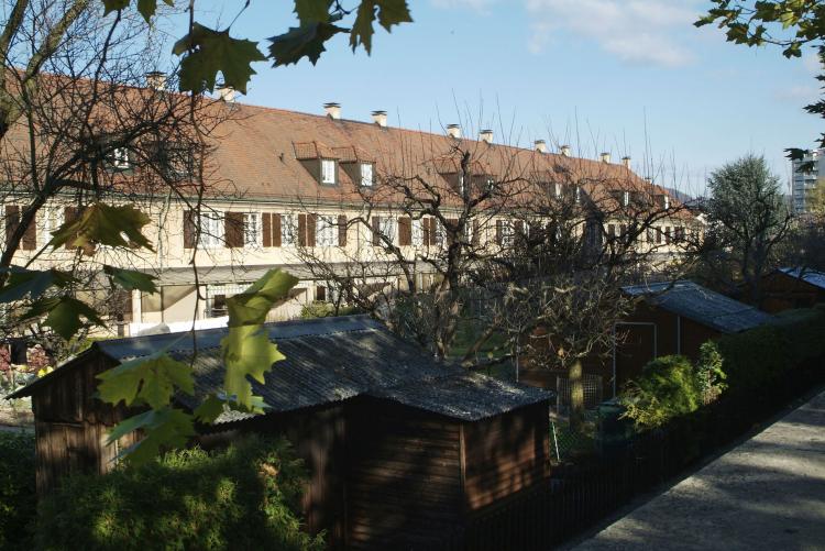 Hochstammbäume und Gartenhäuschen gehören zu den grosszügig angelegten Gartenanlagen