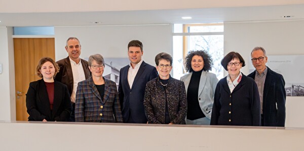 Der Gemeinderat Muttenz ist wieder komplett. v.l.n.r Salome Lüdi, Gemeindeverwalter Aldo Grünblatt, Doris Rutishauser, Alain Bai, Franziska Stadelmann, Barbara Lorenzetti, Franziska Egloff-Schraner, Yves Laukemann. 