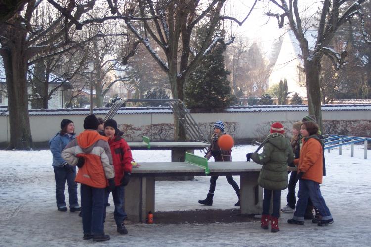 Schulpause Kinder am Tischtennistisch