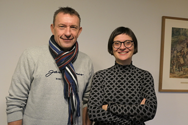 links steht Jeroen Leute, Abteilungsleiter Betriebe und rechts steht Juliane Grüning, Abteilungsleiterin Hochbau und Planung