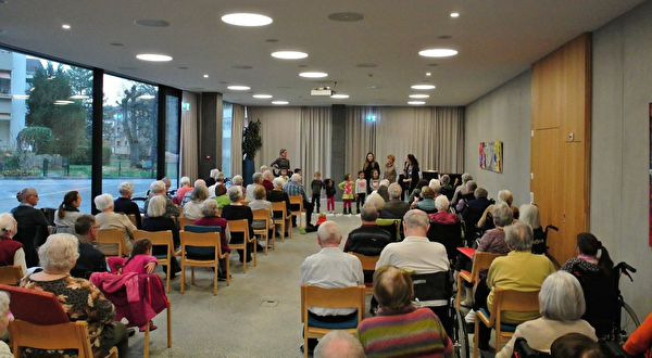 Gemeinsam singen Jung und Alt Weihnachtslieder. Text und Foto: Patricia Furer