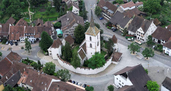 Vogelschau Dorfzentrum mit St. Arbogast Kirch mit vollständiger Ringmauer