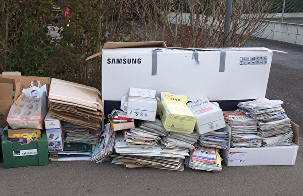 Papier und Karton separat gebündelt erleichtert die spätere Sortierung. 