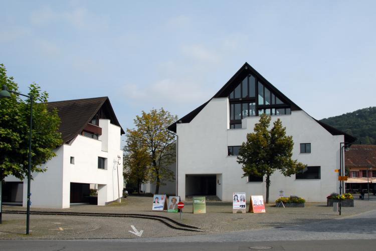 rechts Gemeindehaus, links Geschäftshaus im Vordergrund Dorfplatz