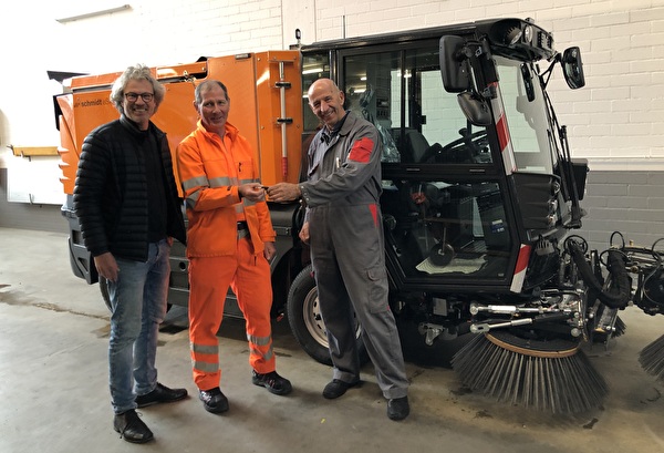 Schlüsselübergabe der neuen vollelektrischen Kompaktkehrmaschine im Gemeindewerkhof am 26. April 2022. v.l.n.r. Gemeinderat Joachim Hausammann, Hanspeter Studer vom Strassenunterhalt und Guido Anderhub von der Aebi + Co AG Maschinenfabrik aus Burgdorf.