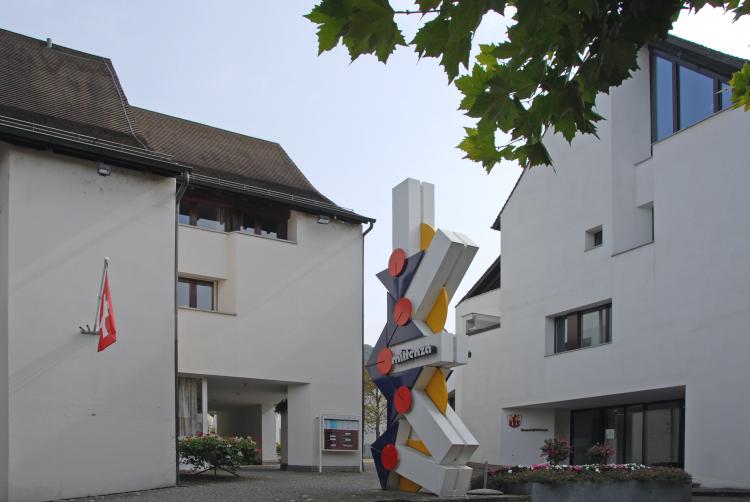 links Mittenza mit Signetsäule, rechts Geschäftshaus