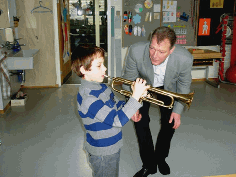 Lehrerinnen und Lehrer der AMS werden in den Räumen des Schulhauses Donnerbaum ihr Instrument persönlich den Kindern vorstellen. 